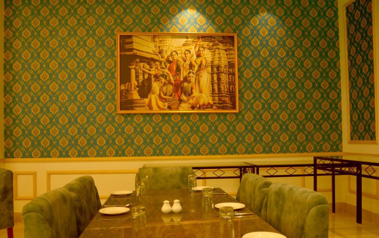 Hotel Chandela Khajurāho Esterno foto
