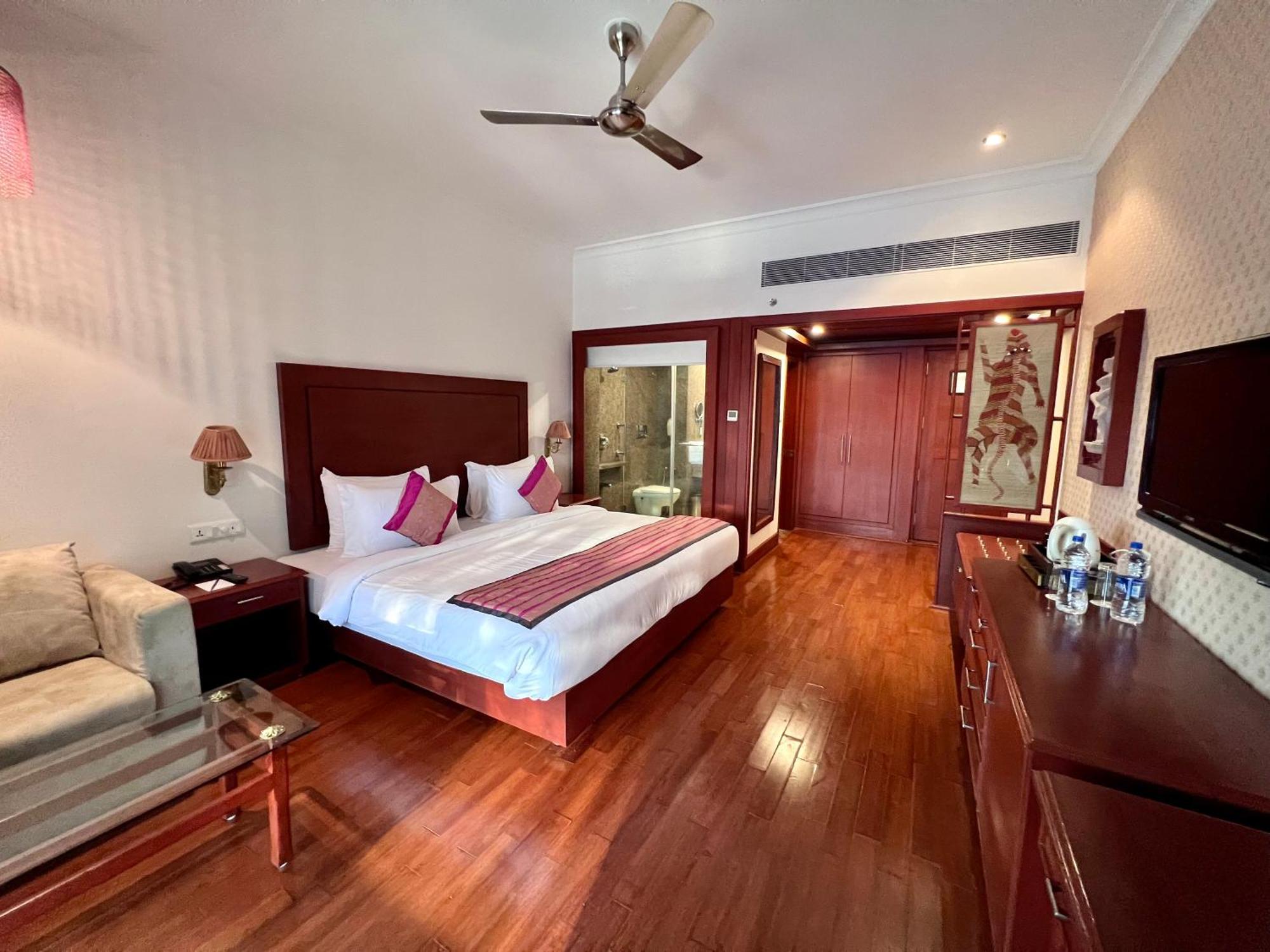 Hotel Chandela Khajurāho Esterno foto